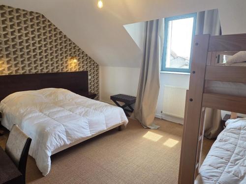 Postel nebo postele na pokoji v ubytování Gîte de Groupe 36 Pers., Nature & Confort à Louchy-Montfand - FR-1-489-603