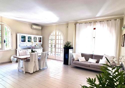 een woonkamer met een bank en een tafel bij Villa Anna in Quartu Sant'Elena