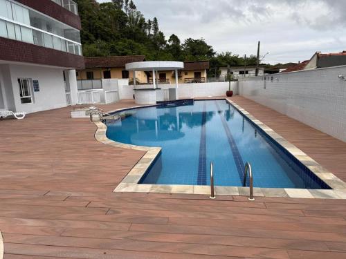 a swimming pool on the side of a building at Apartamento em Bertioga, ótima localização, Bertioga Residence Club in Bertioga