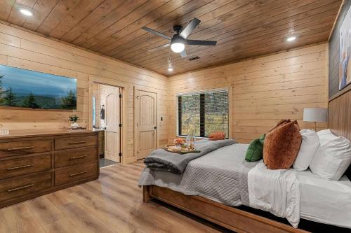 Postel nebo postele na pokoji v ubytování Modern Cabin with Pool, Theater & Billiards