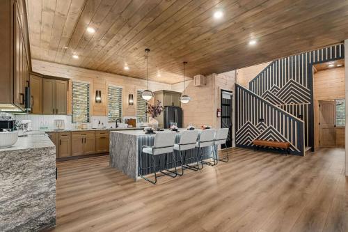 Fotografie z fotogalerie ubytování Modern Cabin with Pool, Theater & Billiards v destinaci Waldens Creek