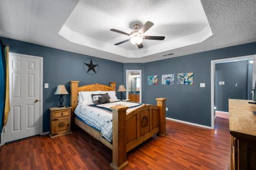 En eller flere senge i et værelse på Pool Fort Worth Vacation Rental for FIFA Near Stadium Events By Vacation Your Way