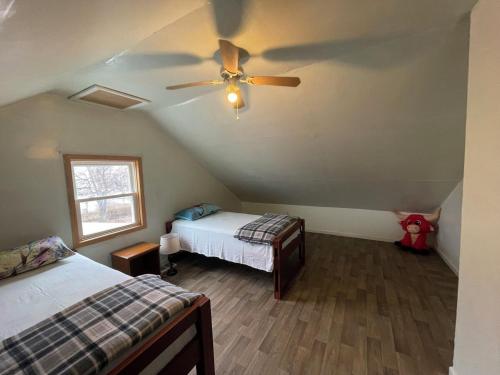 Ένα ή περισσότερα κρεβάτια σε δωμάτιο στο Buffalo 4BR Home 5 Beds, Near Airport & Downtown