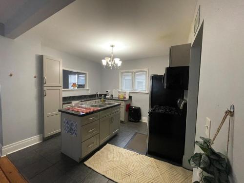 Η κουζίνα ή μικρή κουζίνα στο Buffalo 4BR Home 5 Beds, Near Airport & Downtown