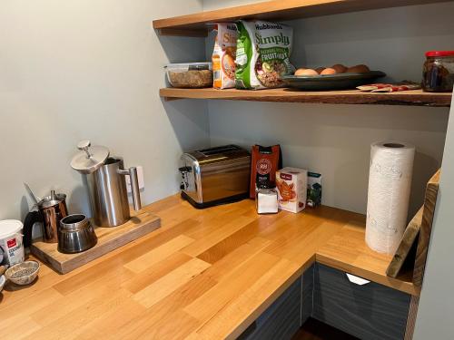 Kaffe- og tefaciliteter på Private central Nelson apartment