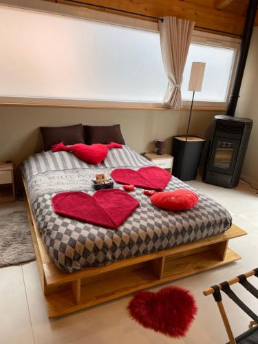 a bedroom with a bed with red pillows on it at Studio Au Cosy Spa in Riedheim