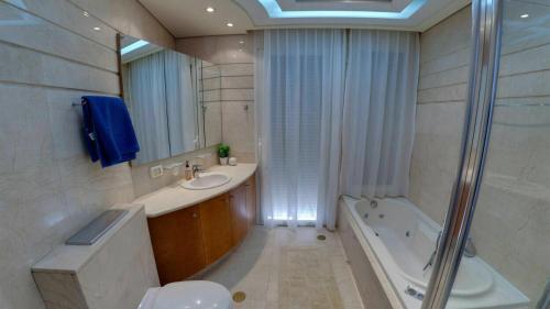 Ένα μπάνιο στο Top Penthause With Privat Roof Pool Near the sea