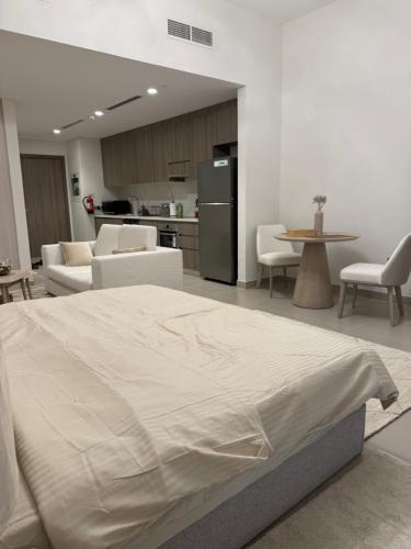 Ένα ή περισσότερα κρεβάτια σε δωμάτιο στο Luxury studio Yas golf collections