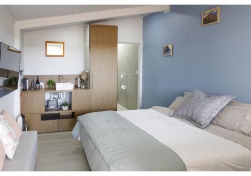 Postel nebo postele na pokoji v ubytování L'Air du Wombat Truffle Farm