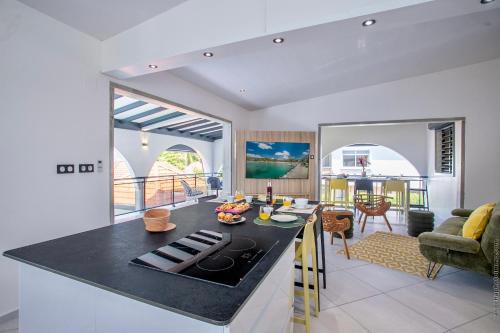 Χώρος καθιστικού στο Résidence Les A'Rhum de l'Anse