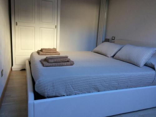 カステッランマーレ・デル・ゴルフォにあるLe Casette del Campanileのベッドルームにタオルが付いています。
