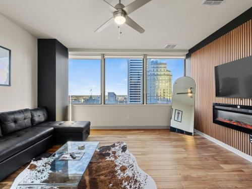 TV a/nebo společenská místnost v ubytování 17th Floor Downtown Dallas Skyline City View High Rise
