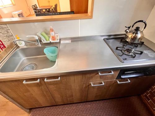 Η κουζίνα ή μικρή κουζίνα στο 巴ドットcom Premium Stay