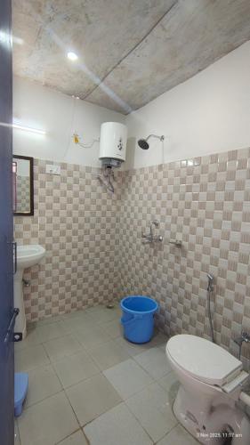 un bagno con un water e un lavandino di Rooftop Campsite Munsyari a Munsyari