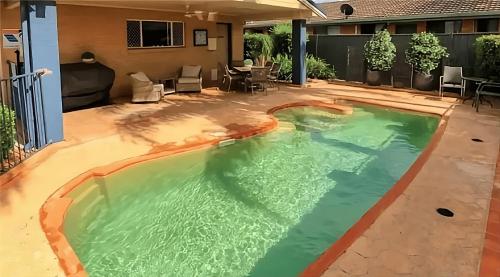 an image of a swimming pool in a backyard at Edward Parry Motel and Apartments in Tamworth