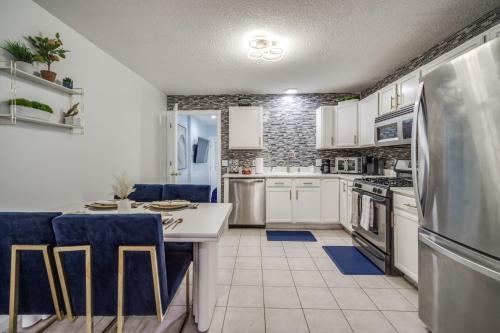 Gallery image of King Bed with Pool Table in Chicopee