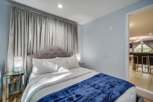 Gallery image of King Bed with Pool Table in Chicopee