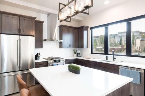 Кухня или мини-кухня в Lofty Landing
