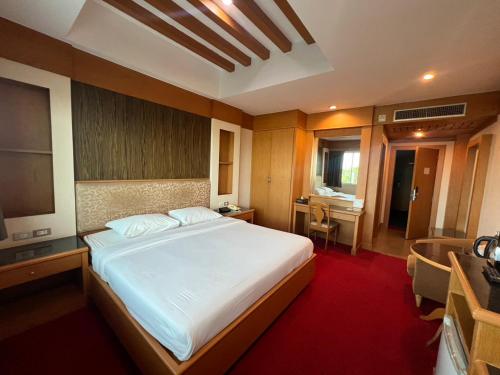 Ένα ή περισσότερα κρεβάτια σε δωμάτιο στο The Rich Hotel Rama 5