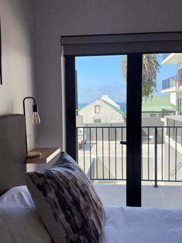 Mountain Bay Apartment with Sea and Mountain Viewsにあるベッド