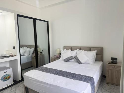 Ένα ή περισσότερα κρεβάτια σε δωμάτιο στο The Galaxy Airport Hotel