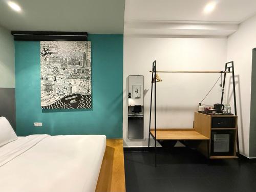 ein Schlafzimmer mit einem Bett und einem Gemälde an der Wand in der Unterkunft The Hammock Hotel Fine Arts Museum in Ho-Chi-Minh-Stadt