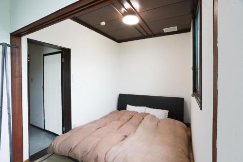 a bedroom with a large bed with a large mirror at ひだまりの宿 まゆしょう in Omachi