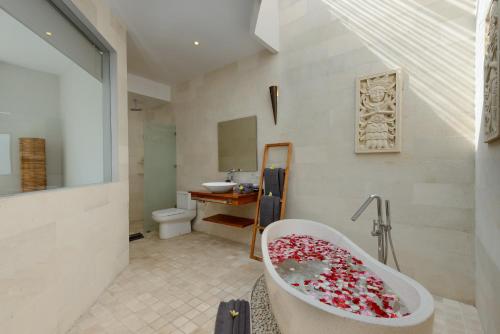 a bathroom with a bath tub filled with hearts at Villa Miro in Seminyak