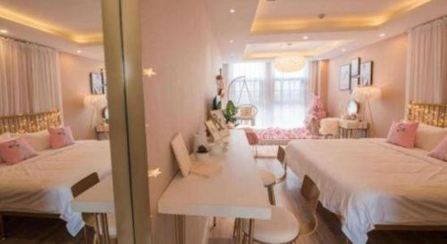 Postel nebo postele na pokoji v ubytování Super 8 by Wyndham Shifang Urban Rail Transportation College