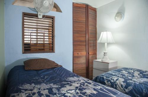 Säng eller sängar i ett rum på Safe Quiet Apartments Near Airport
