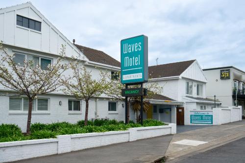 een hotelbord voor een gebouw bij Waves Motel and Apartments formerly Comfort Inn International in Warrnambool