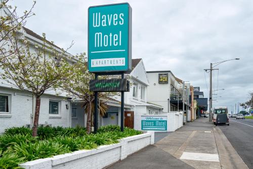 een motelbord aan de straatkant bij Waves Motel and Apartments formerly Comfort Inn International in Warrnambool