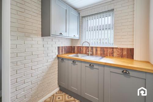 Kuchyň nebo kuchyňský kout v ubytování Vacant Nests The Park View Seaham Hideaway