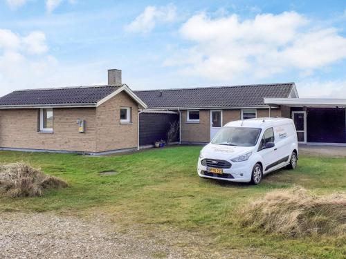 Torstedにある6 person holiday home in Thistedの家の前に停まった白いバン