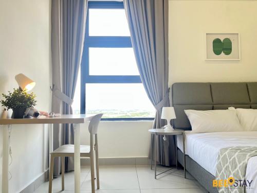 um quarto com uma cama, uma mesa e uma janela em D'Aman Residences in Puchong for 6 Pax em Puchong