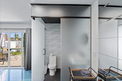 Habitación con puerta de cristal que da a un patio. en Casa Lumina, en Phoenix