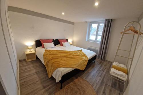 Un dormitorio con una cama grande y una ventana en Le grand logis de Meung Sur Loire, en Meung-sur-Loire