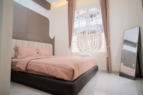 a bedroom with a bed and a window and a mirror at Maison Belle Villa in Tlekung