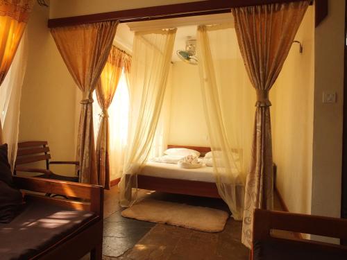En eller flere senge i et værelse på Afrika Lodges