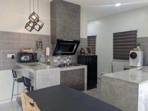 カンポン・ペナリックにあるAG Suitesのコンロとカウンタートップのあるキッチン