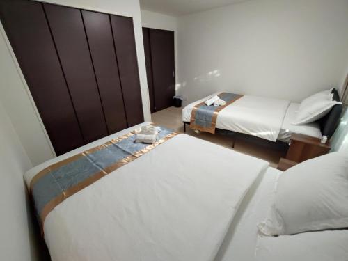 a hotel room with two beds in a room at 南公園スカイビュー in Tokyo