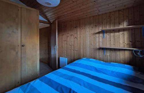 Ένα ή περισσότερα κρεβάτια σε δωμάτιο στο En Anniviers, chalet cosy au centre du village de Saint Jean