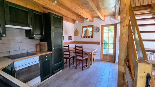 Η κουζίνα ή μικρή κουζίνα στο En Anniviers, chalet cosy au centre du village de Saint Jean