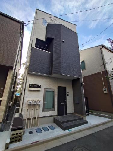 a building with a black roof on a street at 南公園スカイビュー in Tokyo