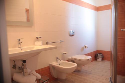 a bathroom with a sink and a toilet at B & B Korello in Gasponi