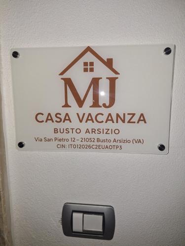 a sign that reads casa vazazona on a wall at MJ Casa Vacanza Vicino Aeroporto Malpensa in Borsano