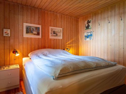 サンネフヨルにある6 person holiday home in Sandefjord-By Traumの木製の壁のベッドルーム1室