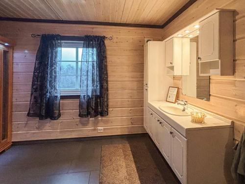 Un baño con lavabo y ventana. en 9 person holiday home in BJELLAND, en Bjelland