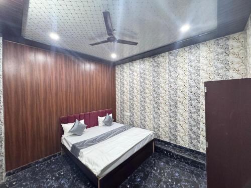 a bedroom with a bed and a ceiling fan at Rita Shree Homestay At Ayodhya Highway in Sultānpur