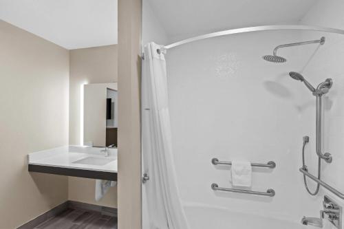 Koupelna v ubytování Travelodge by Wyndham Santa Rosa Wine Country